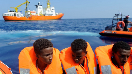 Nechtěné migranty z lodi Aquarius si na Maltě rozdělí státy EU