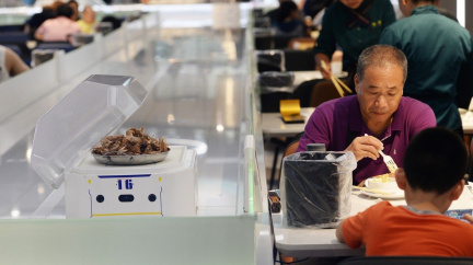 Úspora, nebo jen reklama? V restauraci roboti zcela nahradili číšníky