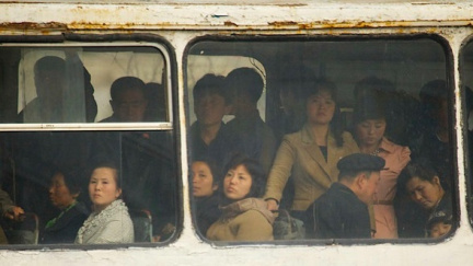 Tání v KLDR: V mobilech nejde internet, přesto je všichni chtějí. Severokorejci začínají žít komerčně