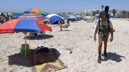 Vzal si v práci dva měsíce volno a odjel čistit pláže