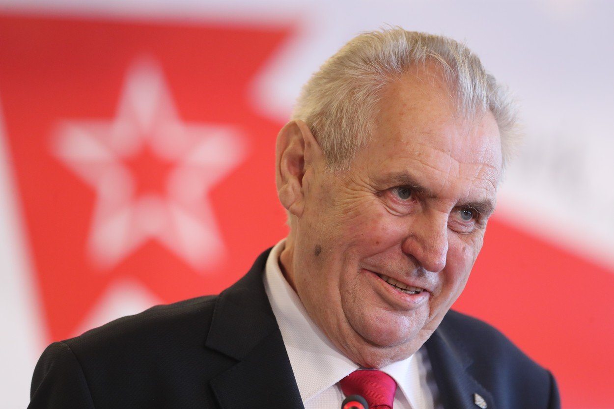 Zeman mlčí ve chvíli, kdy by měl správný prezident promluvit