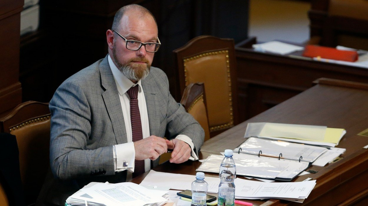 Plaga chce do rozpočtu další miliardu, slíbil víc peněz pro školníky i učitele