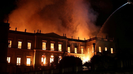 Aktualizováno: Dvě stě let výzkumu skončilo v plamenech. Požár zničil brazilské Národní muzem