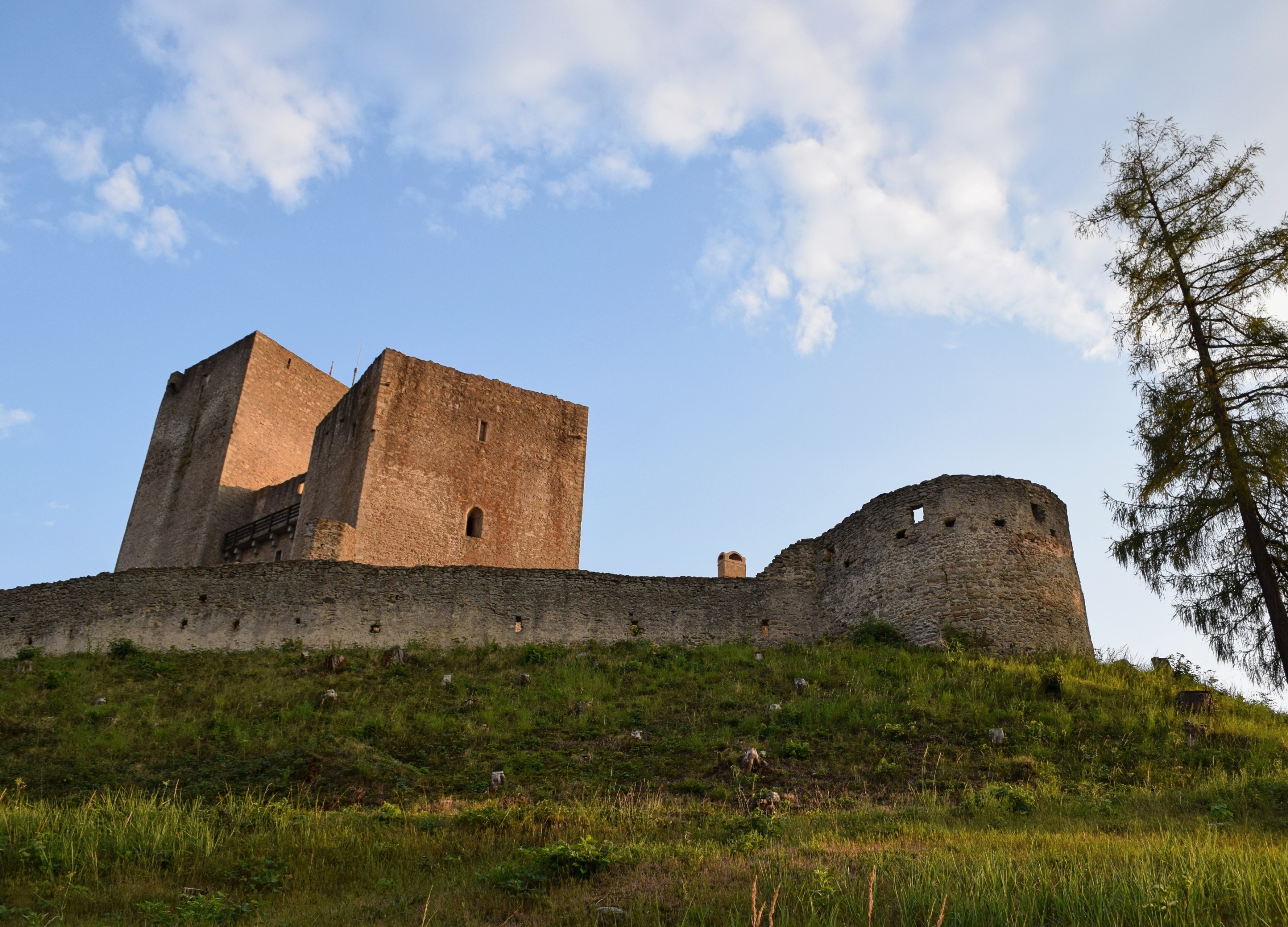 Hrad, kolem kterého kroužil proslulý lupič, a Klášter bez kláštera
