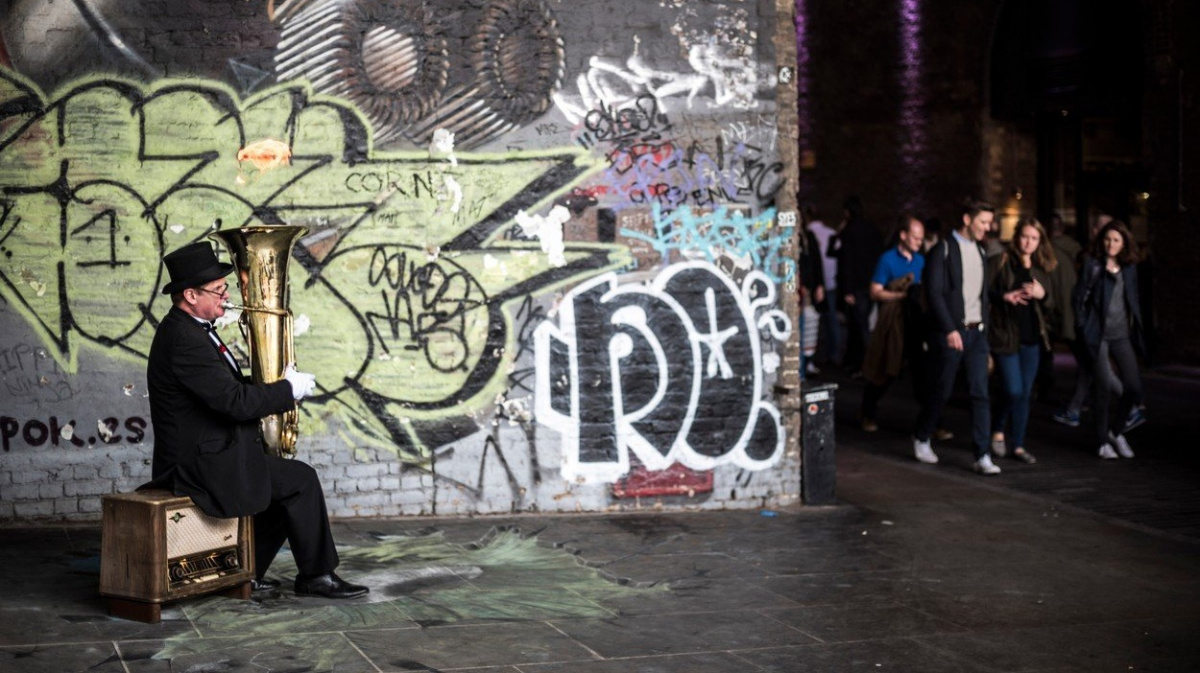 Konec výmluv na drobné. Pouliční umělci se vyzbrojili čtečkami