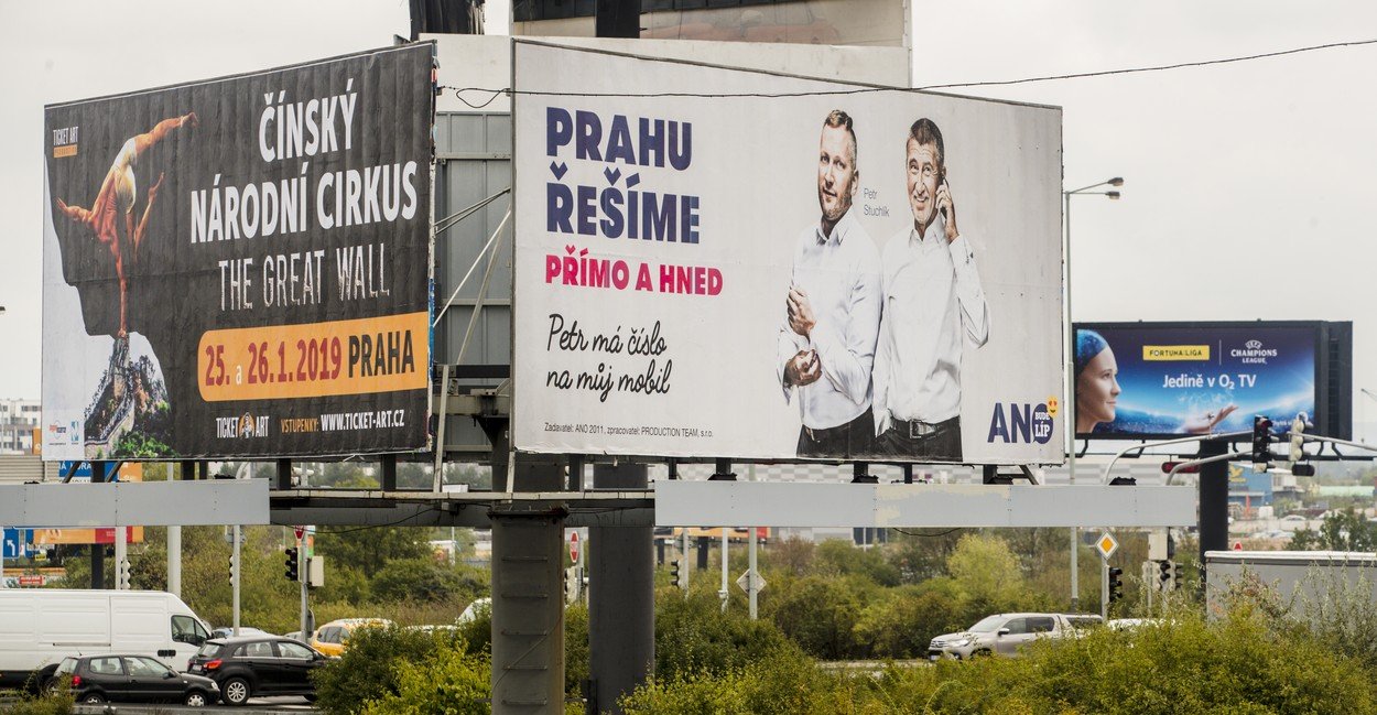 Tváře na plakát, které vás mají zmást