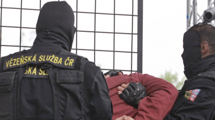 Elektronické náramky začaly hlídat přes tři desítky českých vězňů