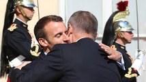 Macron by Čechy naládoval do kanónu a vystřelil