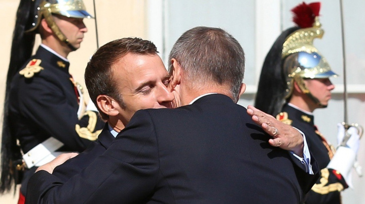 Macron by Čechy naládoval do kanónu a vystřelil