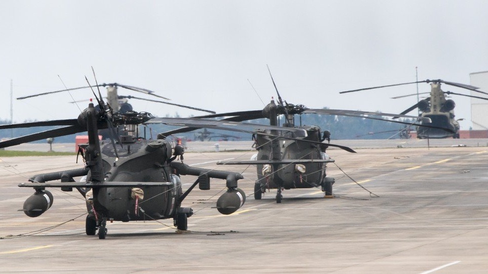 Koukejte mlčet. My jsme Američané, my smíme všechno