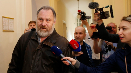 Exředitel Homolky byl odsouzen k devíti rokům za mřížemi. Usvědčily ho i vlastní fotky s penězi