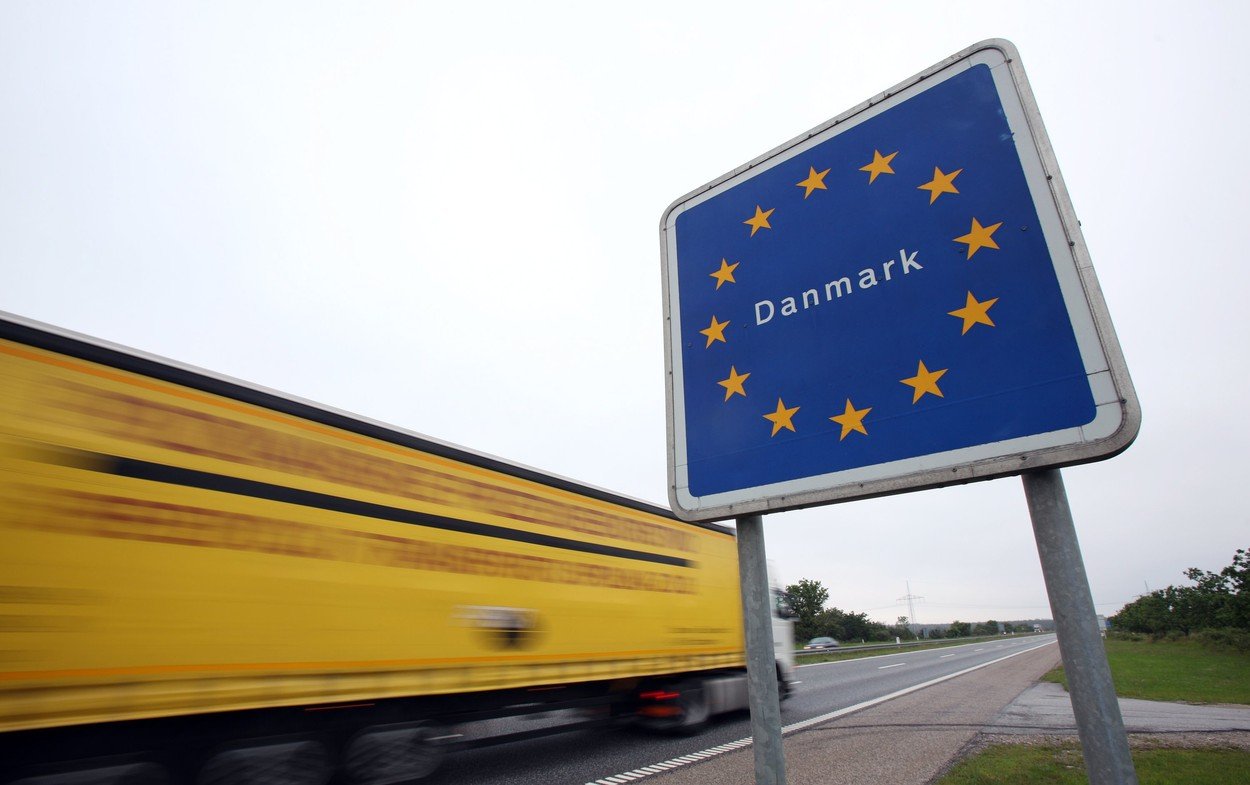 Divočáci ve při s vepři. Anebo se staví další hráz proti migrantům?