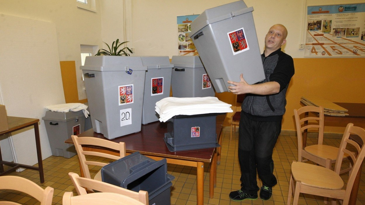 Začaly komunální volby, třetina republiky volí i senátory
