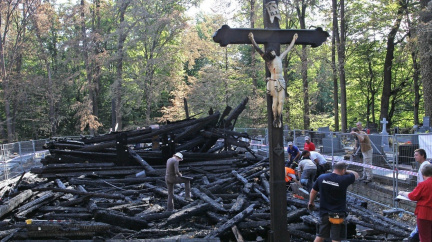 Mladíci, kteří zapálili vzácný kostel, si nepolepšili. Tvrdé tresty jim zůstaly