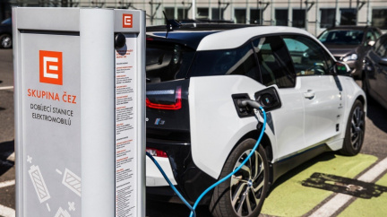 Elektromobily srážejí zisky automobilek