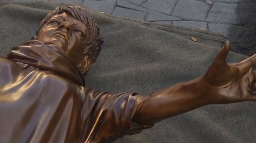 Kdo to sakra je? Socha zpěvačky baví český internet