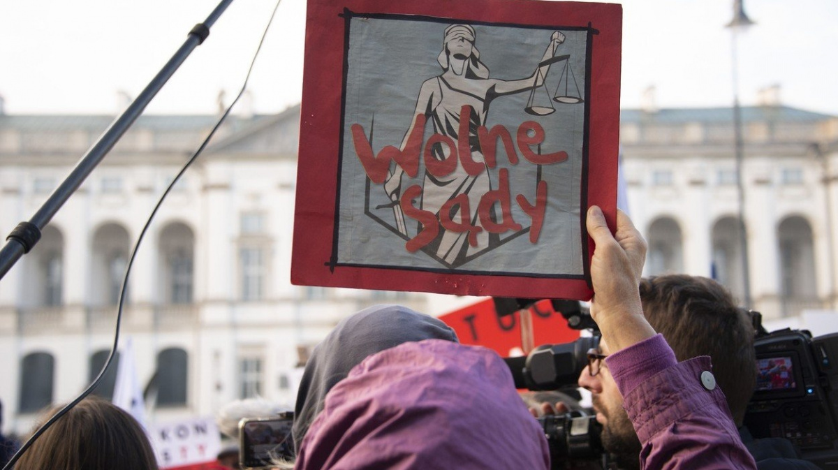 Evropský soud přikázal Polákům pozastavit uplatňování sporného zákona