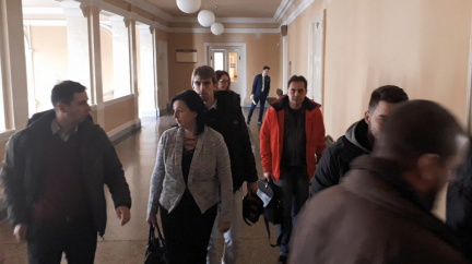 Aktualizováno: Soud zprostil průvodčí a vlakvedoucí viny za nehodu, při níž zemřelo dítě