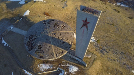 Gigantické komunistické UFO: Zrůdnost, nebo památka?
