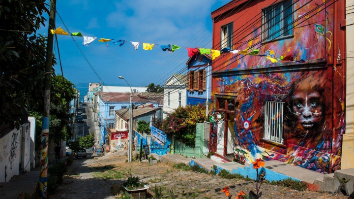 'Klenot Pacifiku' je město, které hýří barvami, i rodiště diktátora