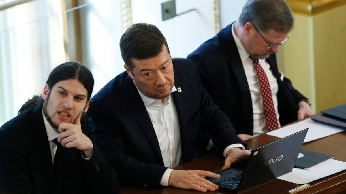 Zmrazte platy politiků, požaduje Okamura. Orgie populismu, reagoval na návrh předseda Starostů