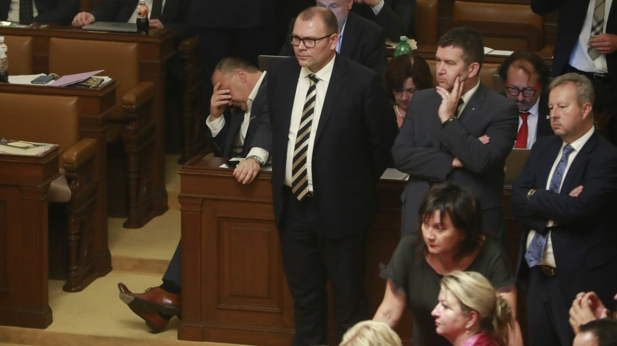 Poslanci schválili přistoupení k fiskálnímu paktu EU. Ztráta suverenity, protestoval Okamura