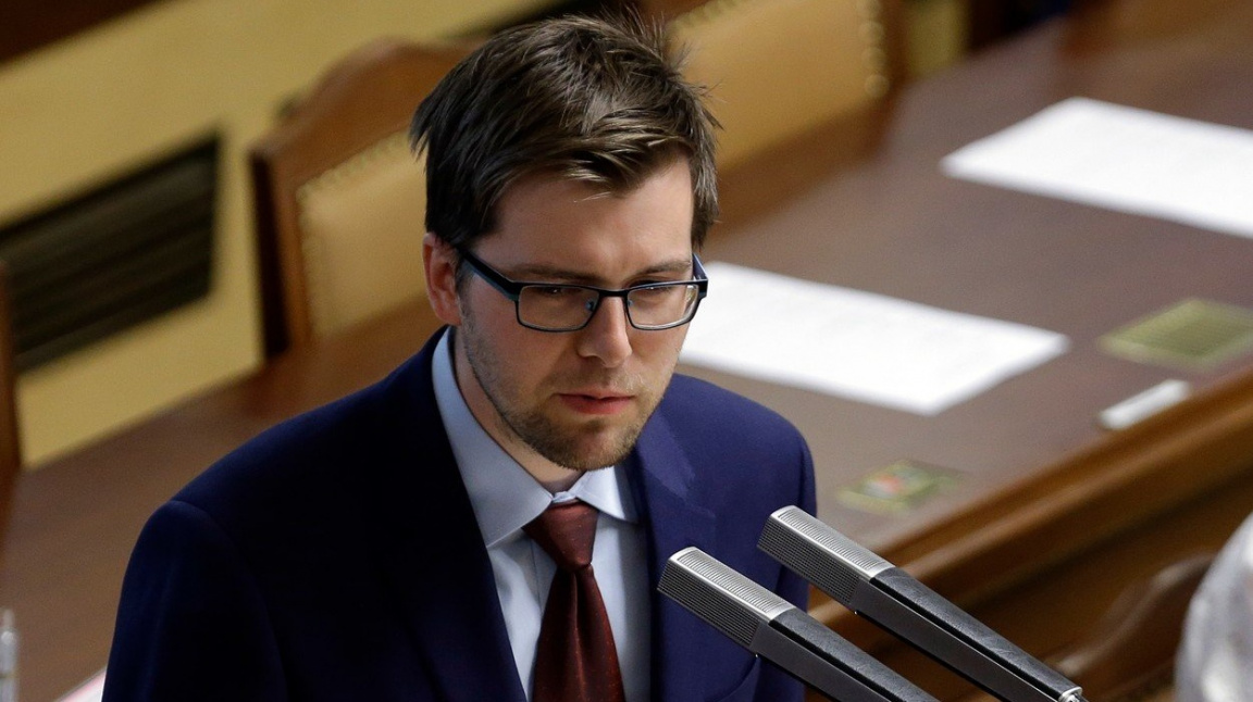 Piráti a SPD chtějí zpomalit růst platů politiků na mimořádné schůzi, Babiš je podpoří