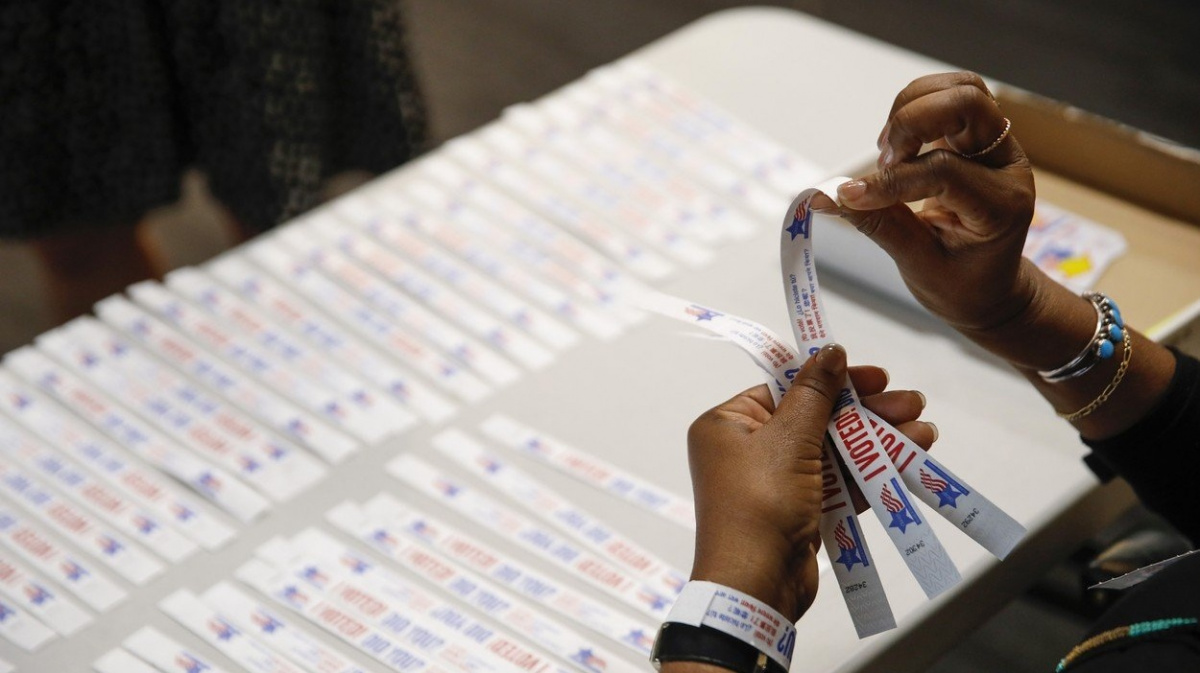 Američané volí Kongres, média volby vidí jako 'referendum o Trumpovi'