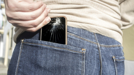 Pokus o selfie, bujará párty nebo přisednutí. Jak nejčastěji vzniká 'pavouk' na displeji mobilu