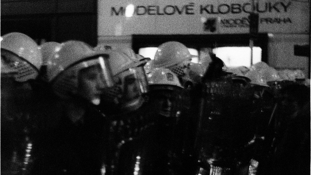 Komunistické zrůdnosti: Nechat Prahu 'vychcípat', nebo ji dobýt tanky