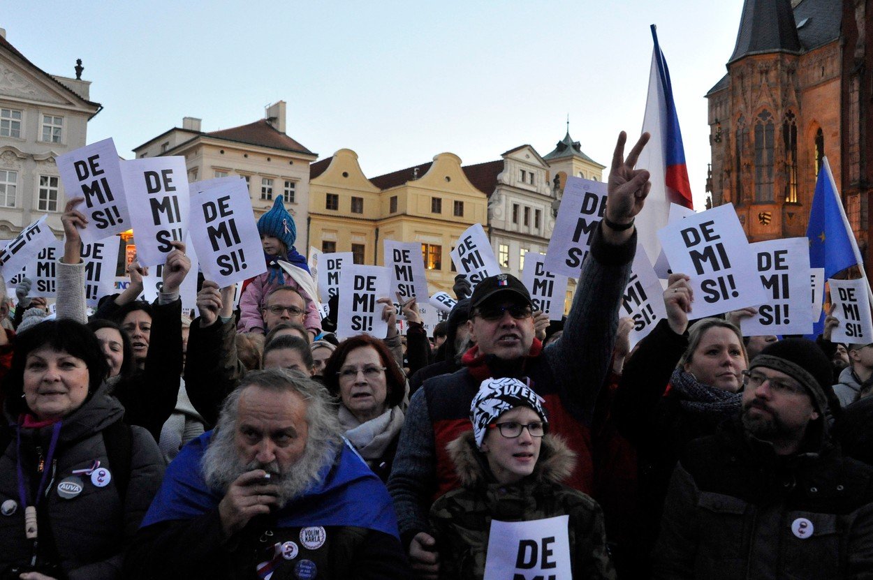 Babišovo drzé čelo a kádrováci. Jak jsme slavili 'samet'