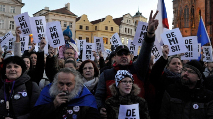 Komentář: Babišovo drzé čelo a kádrováci. Jak jsme slavili 'samet'