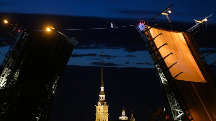 Natažený provaz a na něm artista. Je tradice provazolezectví odsouzena k zapomnění?