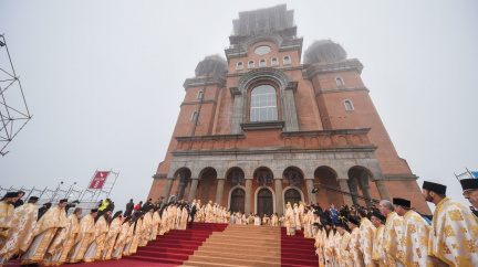 Zbrusu nová katedrála je impozantní, některým lidem však radost nedělá