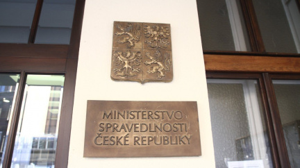 Aktualizováno: Vláda odklepla zrušení stovek míst ve státní správě. Opozici se krok nelíbí