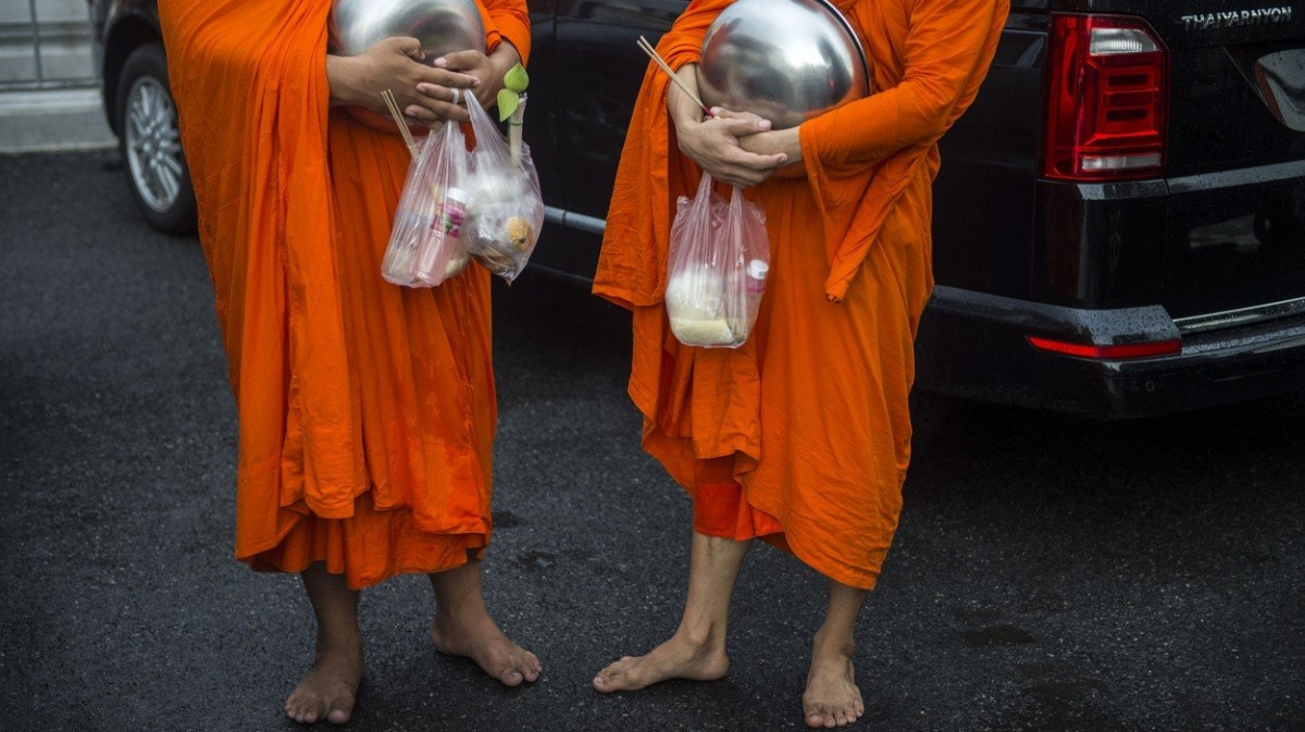 Buddhističtí mniši mají problém. Tučné a sladké milodary z nich dělají koule