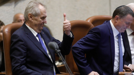 Zemanovi dle průzkumu důvěřuje polovina Čechů, lépe jsou na tom zastupitelstva a starostové