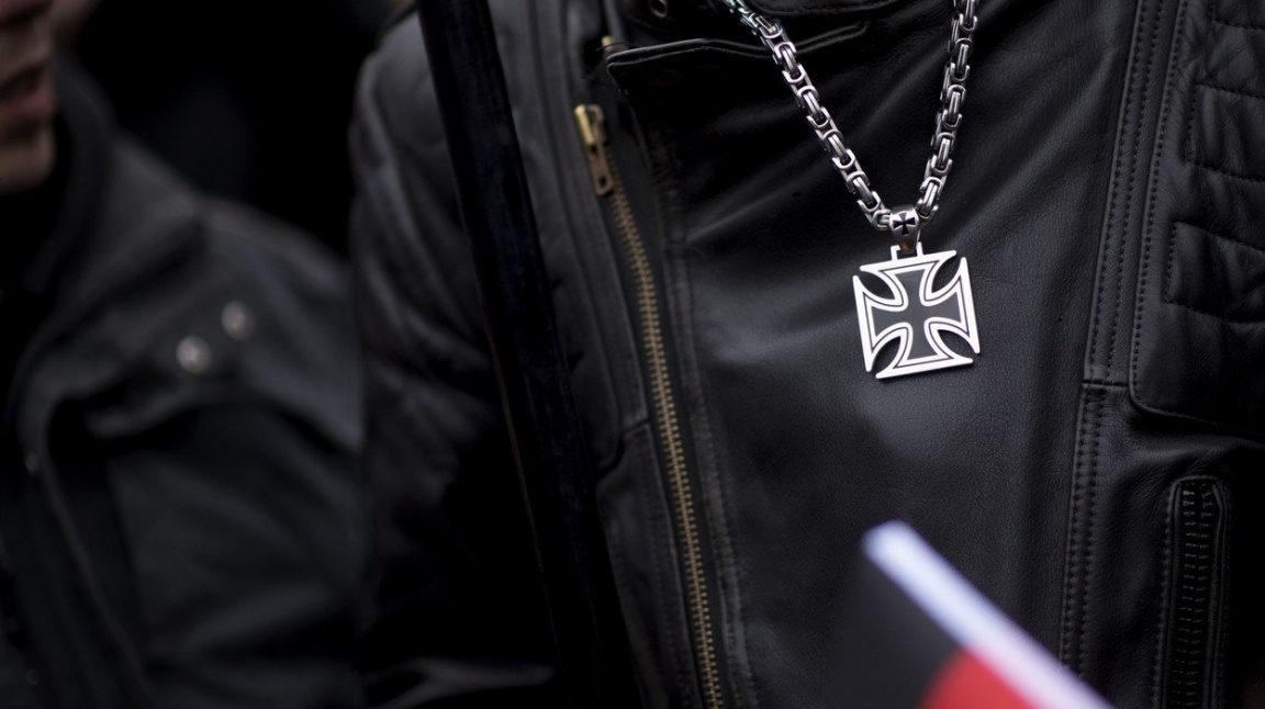 Němcům se nedaří pozatýkat stovky pravicových extremistů. Někteří se zřejmě skrývají i v Česku