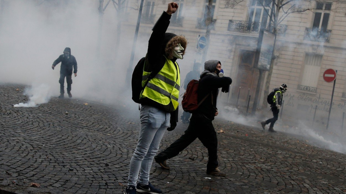 Francouzská vláda chce konec násilností, spornou daň v lednu nezvýší. Drobky, vzkázaly 'žluté vesty'