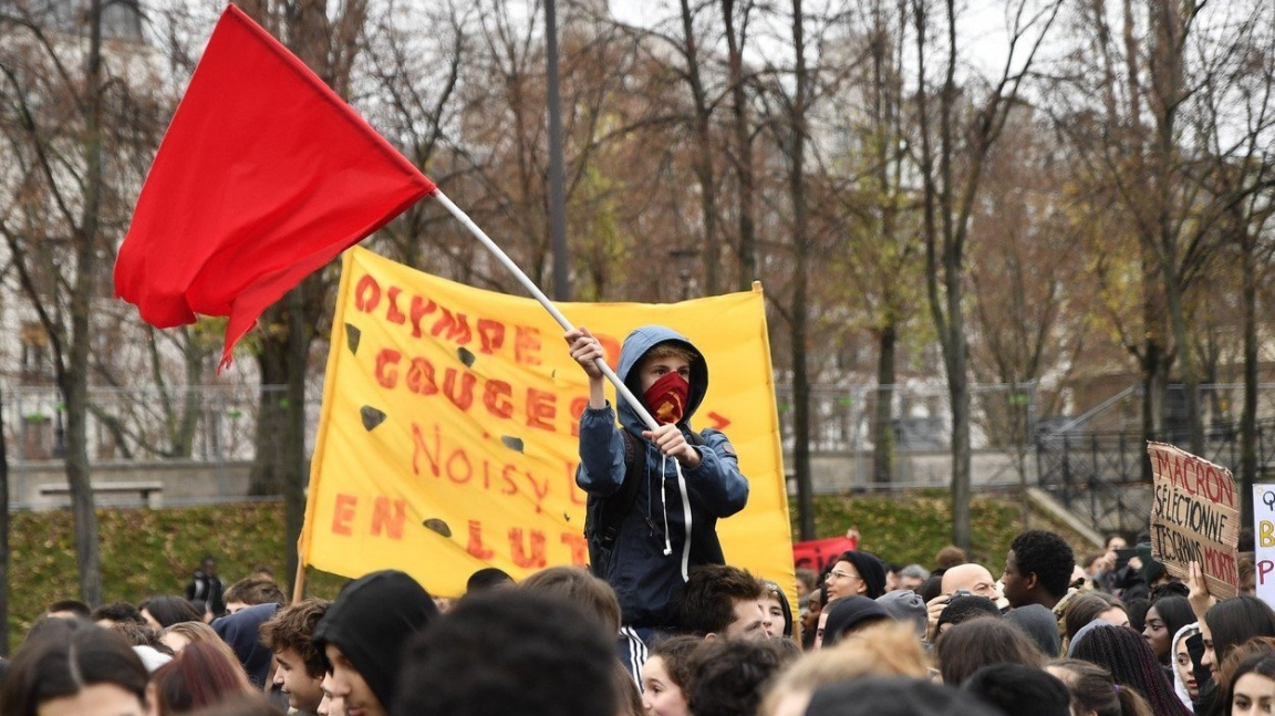 Paříž se připravuje na tisíce demonstrantů, opevňuje obchody a zavírá památky