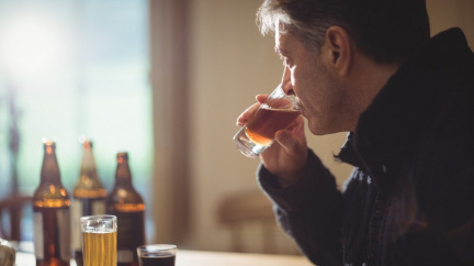 Pití alkoholu vychází Česko draho. Omezte reklamu a zvedněte daň, žádají experti