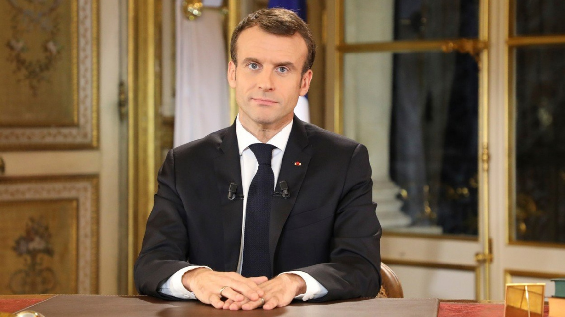 Macron nabídl ústupky 'žlutým vestám'. Co slíbil?