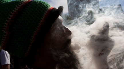 Je morální kupovat akcie firem prodávajících 'trávu'?