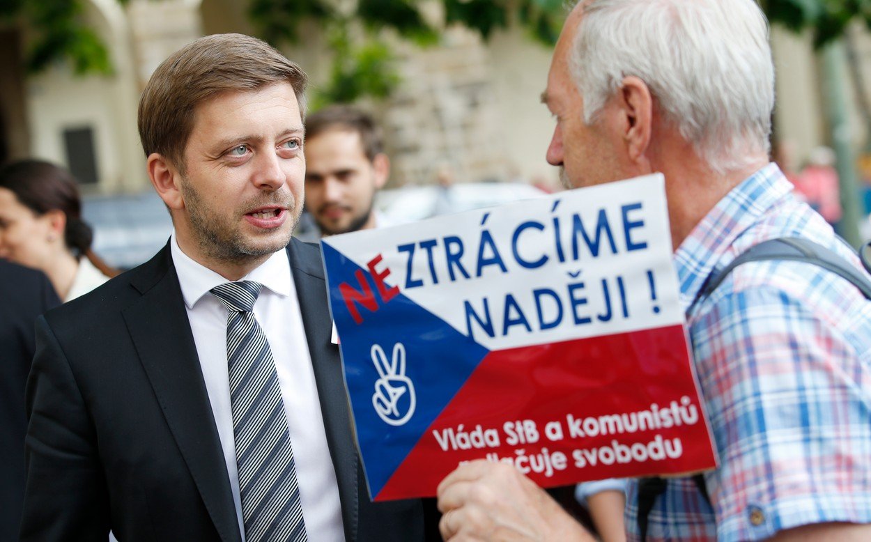 Vzhůru do přetlačované se stranickou drobotinou