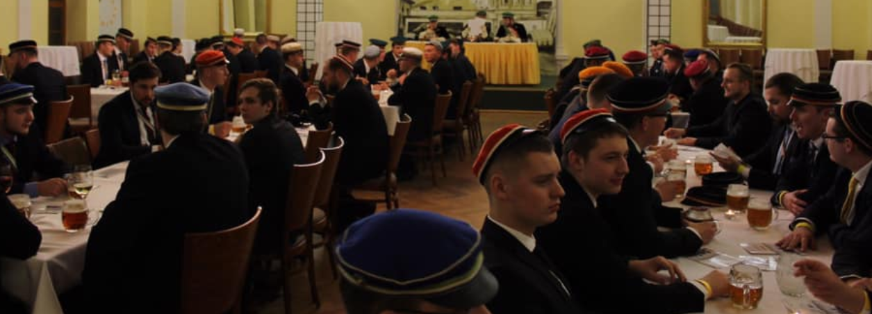 Krajní pravice z Německa a Rakouska si víkend v Praze užila. Památky, pivo i spílání Benešovi