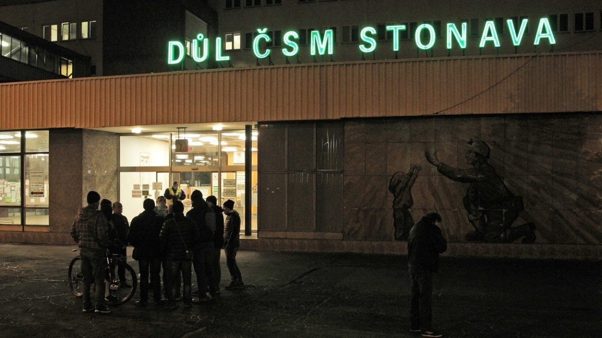 V Dole ČSM stále hoří, lidé poslali rodinám zemřelých horníků už téměř 140 tisíc korun