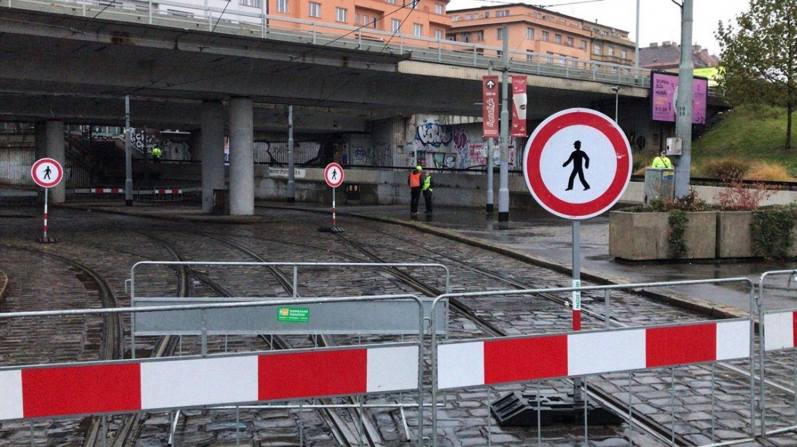 Přes most u Vltavské mohou opět jezdit auta. Ovšem s omezením