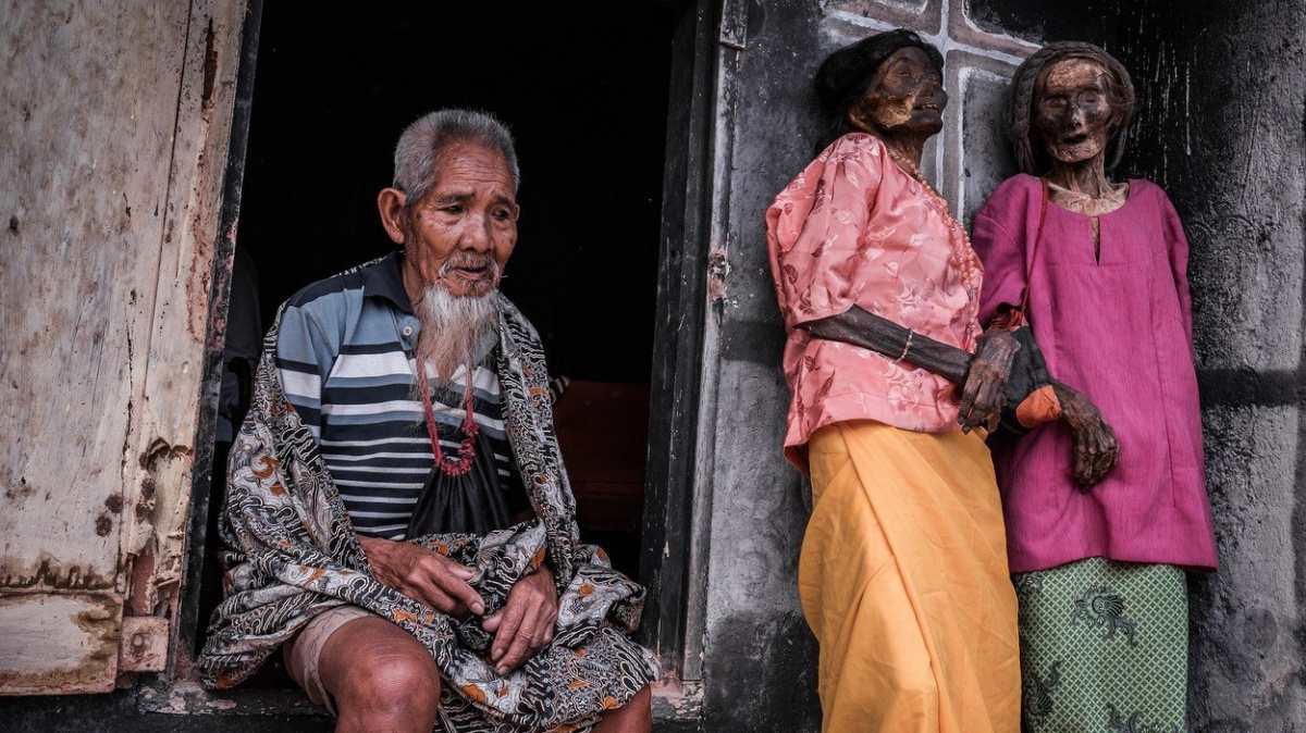 Smrt je jen nemoc, věří Torajové a mrtvé příbuzné doma hýčkají i několik let