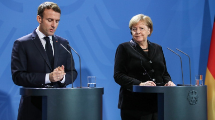 Propusťte zajaté Ukrajince, žádají Rusko Macron a Merkelová