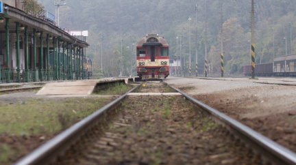 Státní zástupce žádá čtyřletý trest pro seniora, který způsobil nehody vlaků